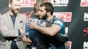 Mamed Chalidow (z prawej) w przyjacielskim uścisku w Michałem Materlą