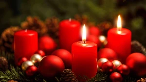 W każdą niedzielę Adwentu zapalana jest kolejna świeca w adwentowym wieńcu 