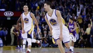 Klay Thompson (z prawej) cieszy się z punktów zdobytych w meczu z Sacramento Kings