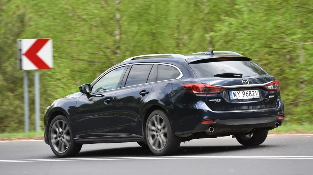 Mazda 6 Sport Kombi z napędem 4x4 przekonuje doskonałą przyczepnością i dobrymi właściwościami jezdnymi.