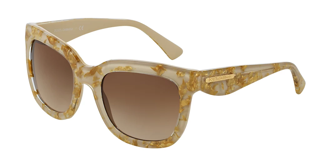 Okulary Dolce&Gabbana z kolekcji Golden Leaf, w których złote płatki zatopione są w oprawie z acetatu w pudrowym kolorze Okulary Dolce&Gabbana z kolekcji Golden Leaf, w których złote płatki zatopione są w oprawie z acetatu w pudrowym kolorze