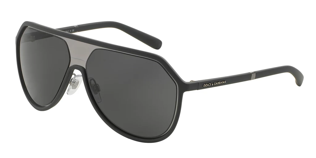 Pilotki Dolce&Gabbana z metalowym frontem i gumowanymi zausznikami spodobają się tym, którzy poszukują świeżości, ale upodobali sobie kształt awiator Pilotki Dolce&Gabbana z metalowym frontem i gumowanymi zausznikami spodobają się tym, którzy poszukują świeżości, ale upodobali sobie kształt awiator