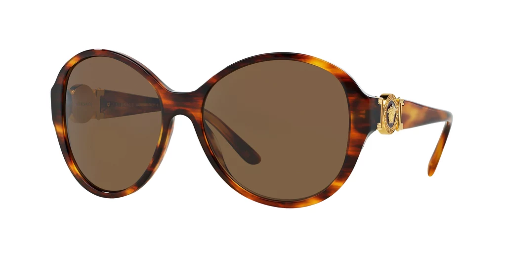 Dla wielbicielek klasyki polecamy okulary przeciwsłoneczne Versace zdobione dużym motywem Vanitas, symbolem domu mody Versace Dla wielbicielek klasyki polecamy okulary przeciwsłoneczne Versace zdobione dużym motywem Vanitas, symbolem domu mody Versace