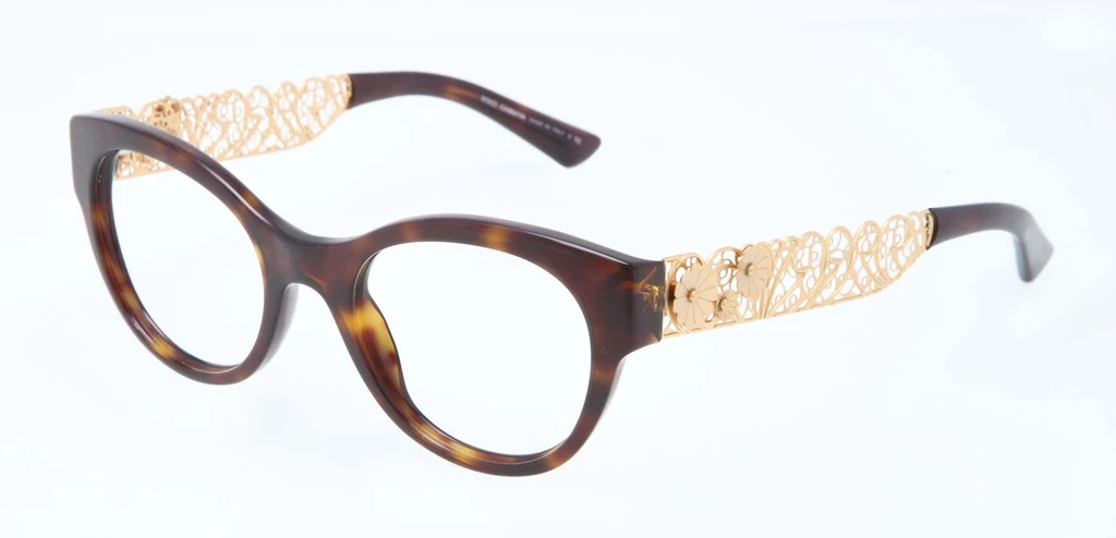 Ręcznie zdobione lekko kocie oprawki Dolce&Gabbana z kolekcji Filigree, czerpiące inspirację z tradycji włoskiego rzemiosła złotniczego z ażurowym, filigranowym zausznikiem Ręcznie zdobione lekko kocie oprawki Dolce&Gabbana z kolekcji Filigree, czerpiące inspirację z tradycji włoskiego rzemiosła złotniczego z ażurowym, filigranowym zausznikiem