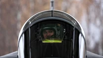 Pilot w kabinie JAS-39C Gripen