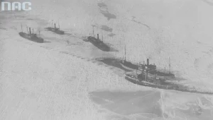 Zamarznięte statki uwięzione na Bałtyku - widok z lotu ptaka. Drugi od prawej widoczny SS Tczew