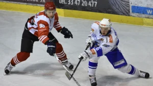 Hokeista Unii Oświęcim Petr Bezuska (P) oraz Damian Kapica (L) z Comarch Cracovii