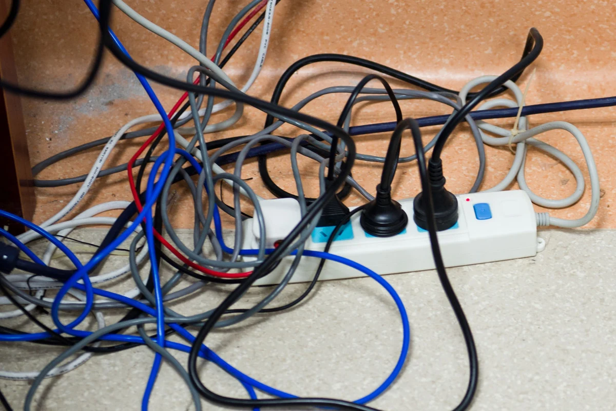 Poplątane kable sprawiają, że pomieszczenie wydaje się mniej schludne Poplątane kable sprawiają, że pomieszczenie wydaje się mniej schludne