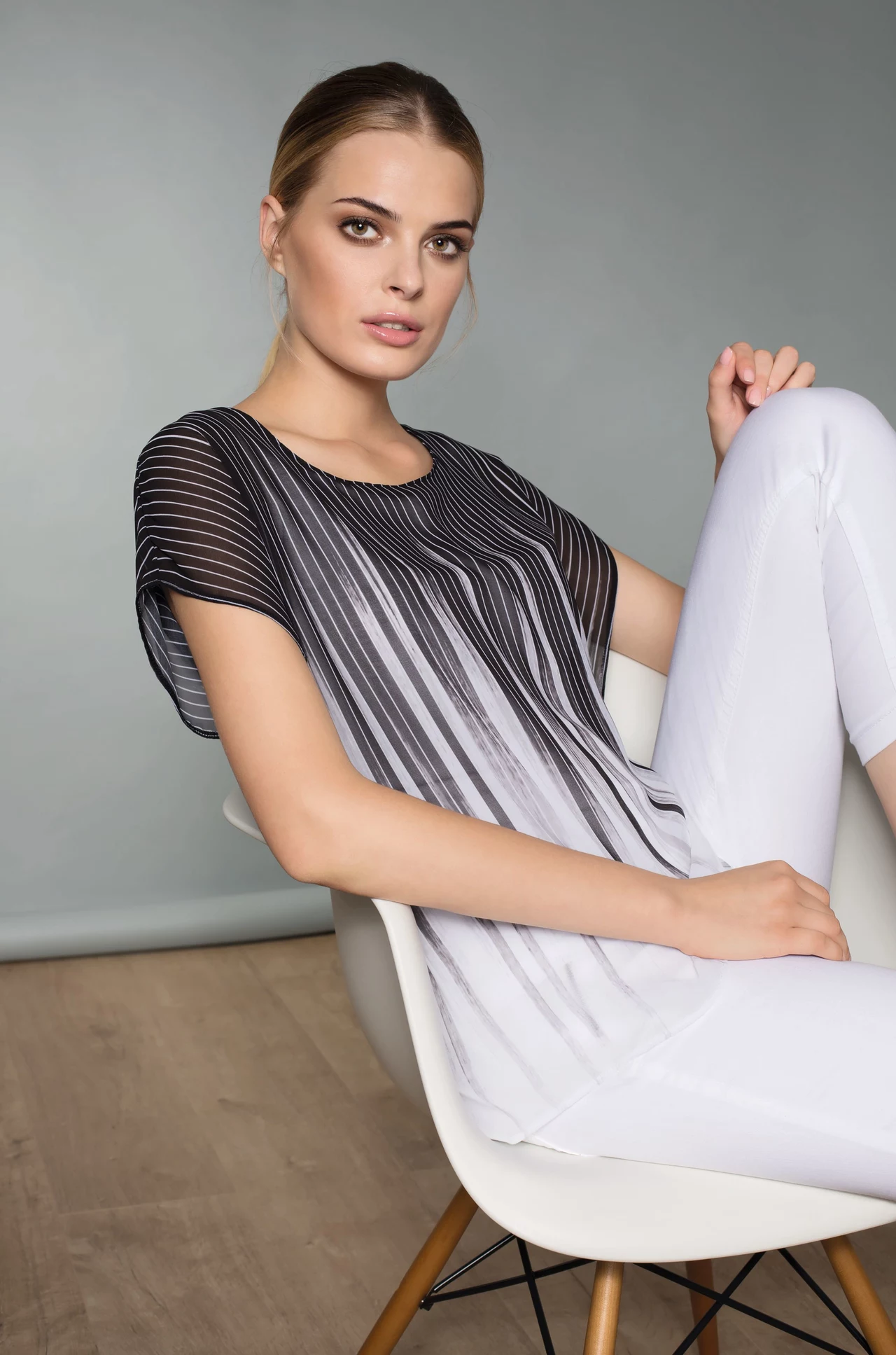 Kolekcja wiosna/lato 2016 Gerry Weber jest pełna efektownych propozycji. Królują w niej modne spodnie o szerokich nogawkach – o popularnym kroju culottes – i żakiety bez kołnierza. Kolekcja wiosna/lato 2016 Gerry Weber jest pełna efektownych propozycji. Królują w niej modne spodnie o szerokich nogawkach – o popularnym kroju culottes – i żakiety bez kołnierza.