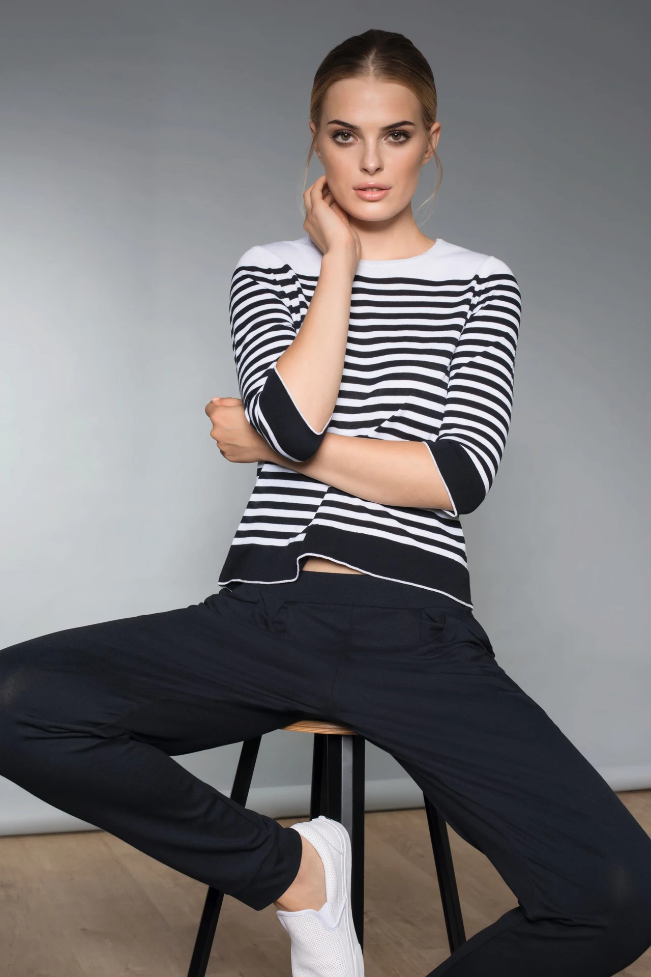 Kolekcja wiosna/lato 2016 Gerry Weber jest pełna efektownych propozycji. Królują w niej modne spodnie o szerokich nogawkach – o popularnym kroju culottes – i żakiety bez kołnierza. Kolekcja wiosna/lato 2016 Gerry Weber jest pełna efektownych propozycji. Królują w niej modne spodnie o szerokich nogawkach – o popularnym kroju culottes – i żakiety bez kołnierza.
