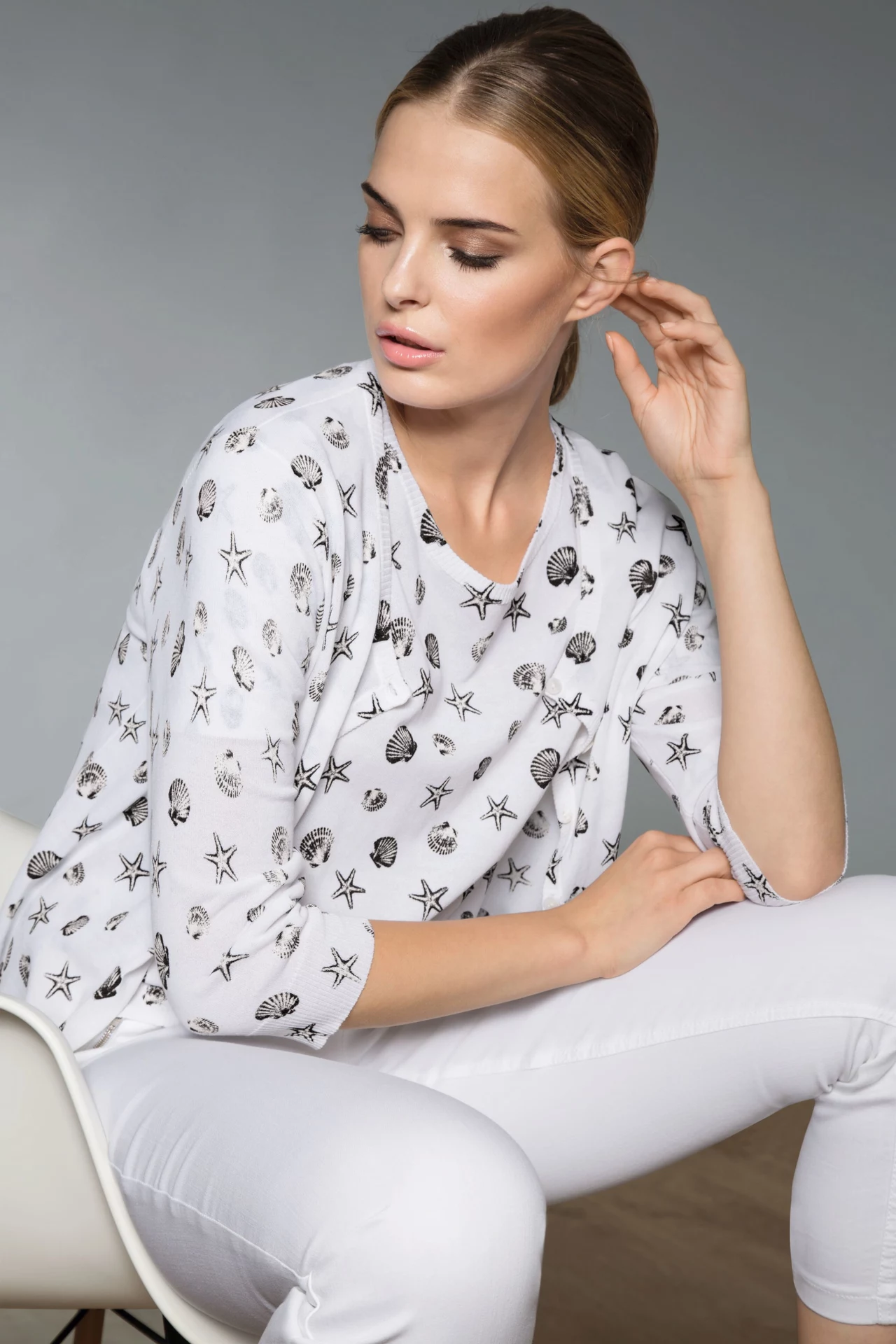 Kolekcja wiosna/lato 2016 Gerry Weber jest pełna efektownych propozycji. Królują w niej modne spodnie o szerokich nogawkach – o popularnym kroju culottes – i żakiety bez kołnierza. Kolekcja wiosna/lato 2016 Gerry Weber jest pełna efektownych propozycji. Królują w niej modne spodnie o szerokich nogawkach – o popularnym kroju culottes – i żakiety bez kołnierza.