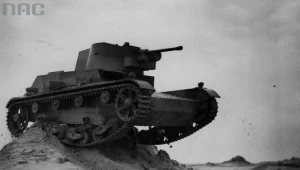 Polskiej konstrukcji czołg 7 TP podczas ćwiczeń na poligonie