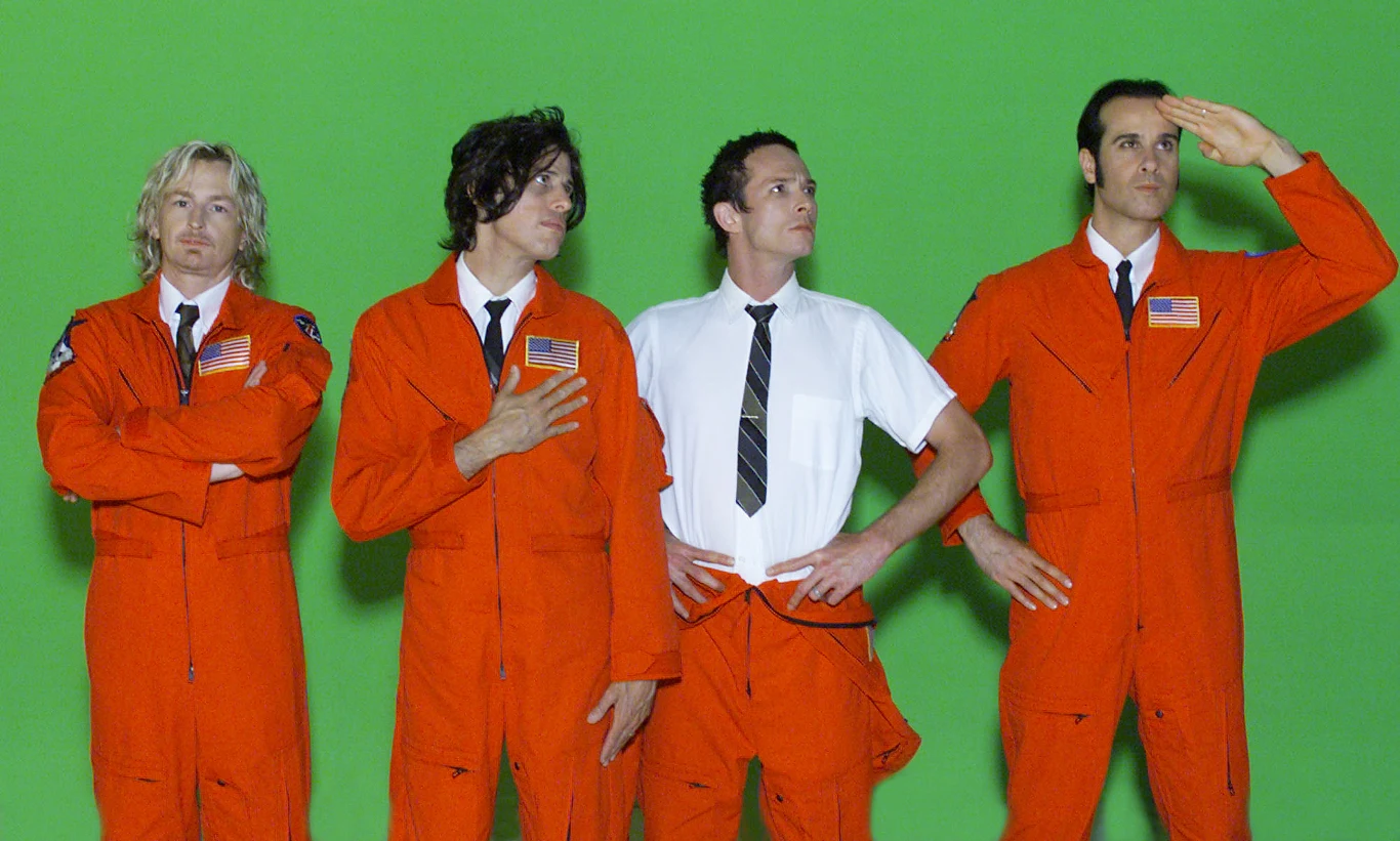 Stone Temple Pilots na planie teledysku "Days of the Week" w 2001 roku (Scott Weiland drugi z prawej)