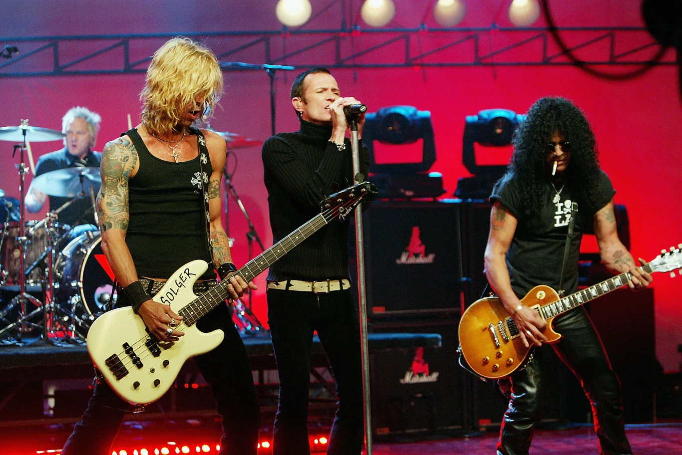 Po rozpadzie Stone Temple Pilots Scott Weiland szybko odnalazł się w Velvet Revolver - nowym projekcie byłych muzyków Guns N'Roses (z lewej Duff McKagan, z prawej Slash)