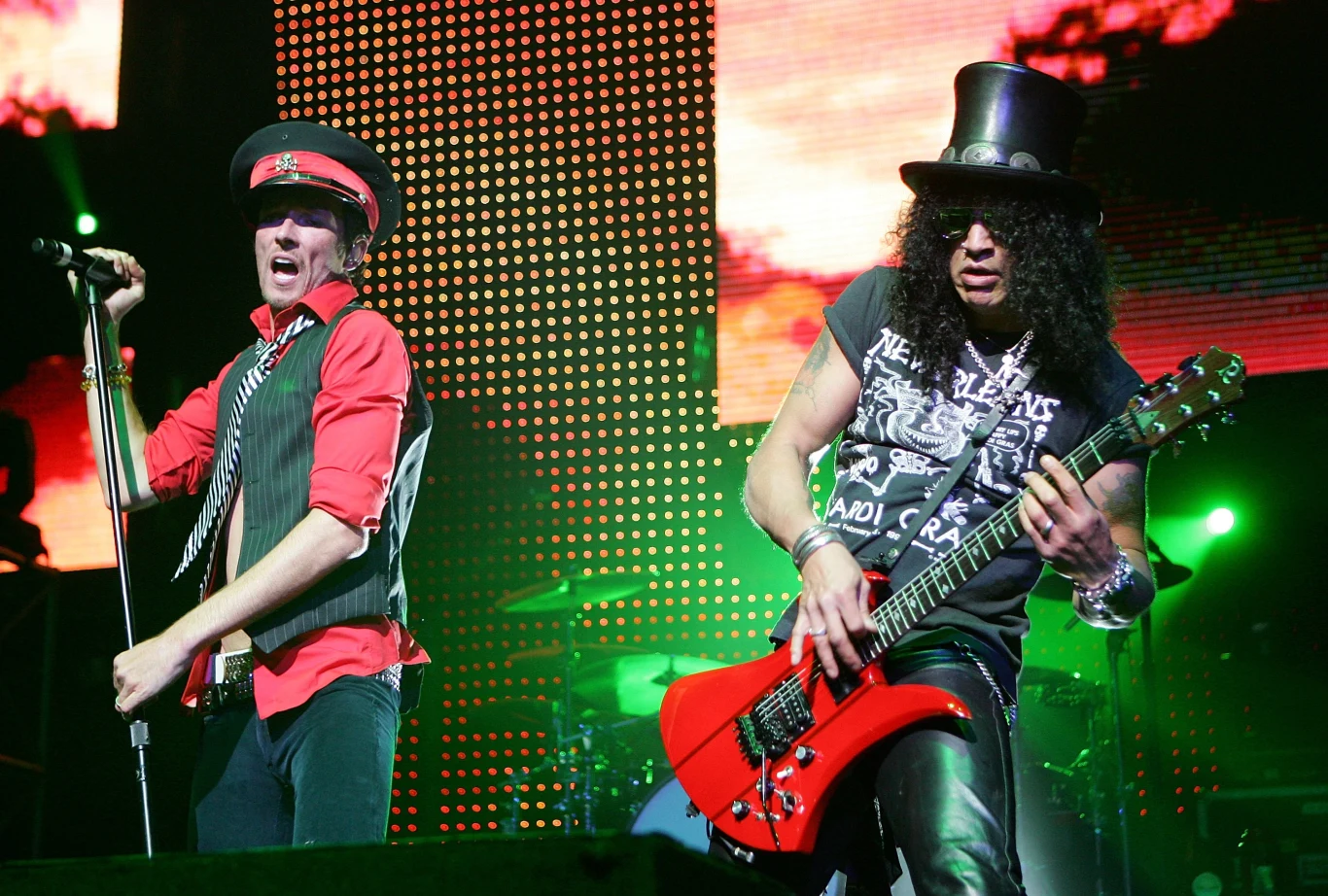 Nowo powstały hardrockowy zespół Velvet Revolver okazał się bardzo popularny, zdobywając podwójną platyną w USA i Grammy w 2005 roku (na zdjęciu ze Slashem)