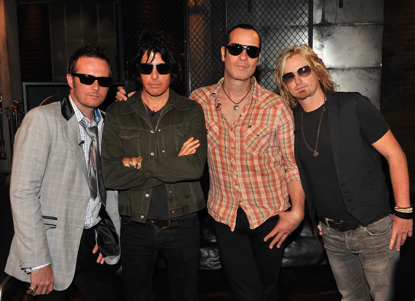 Scott Weiland (pierwszy z prawej) sławę zdobył z grupą Stone Temple Pilots, która stała się jednym z największych gwiazd gitarowego rocka połowy lat 90. Formacja porównywana była do takich zespołów jak Nirvana i Pearl Jam