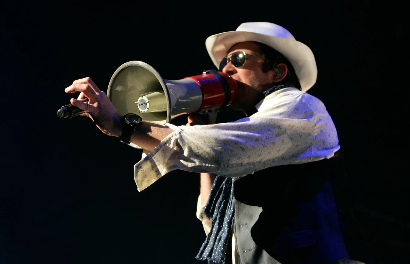 Ciało 48-letniego wokalisty znaleziono w busie, którym podróżowali muzycy The Wildabouts