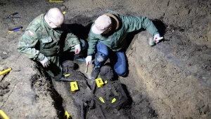 Prace ekshumacyjne w lesie między miejscowościami Szewce a Zgórsko k. Kielc