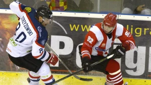 Hokeista Ciarko PBS Bank STS Sanok Marek Strzyżowski (L) walczy o krążek z Maciejem Urbanowiczem (P) z Comarch Cracovii