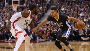 Koszykarz Golden State Warriors Stephen Curry (z piłką)