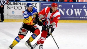 Krystian Dziubiński (z prawej) walczy o krążek z Maciejem Sulką