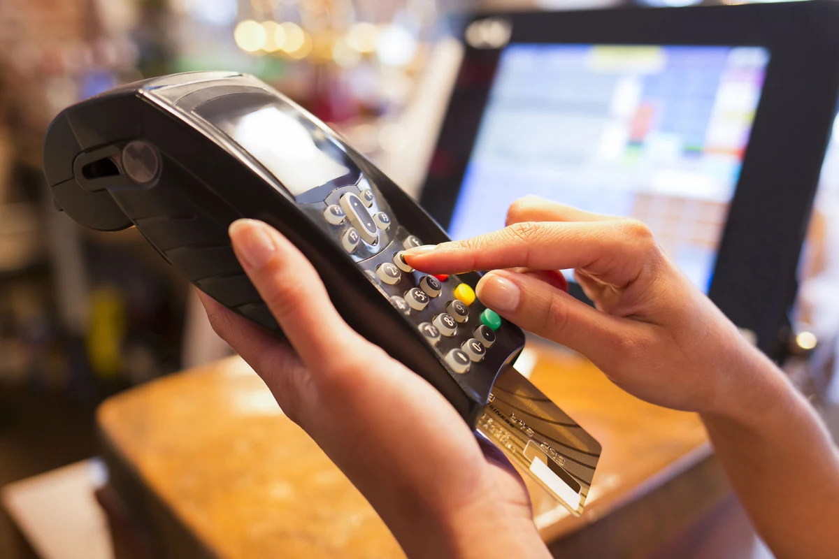 Zwrot rzeczy bez paragonu jest możliwy. Jeśli nie będziemy w stanie oddać nietrafionego prezentu to warto go sprzedać. 