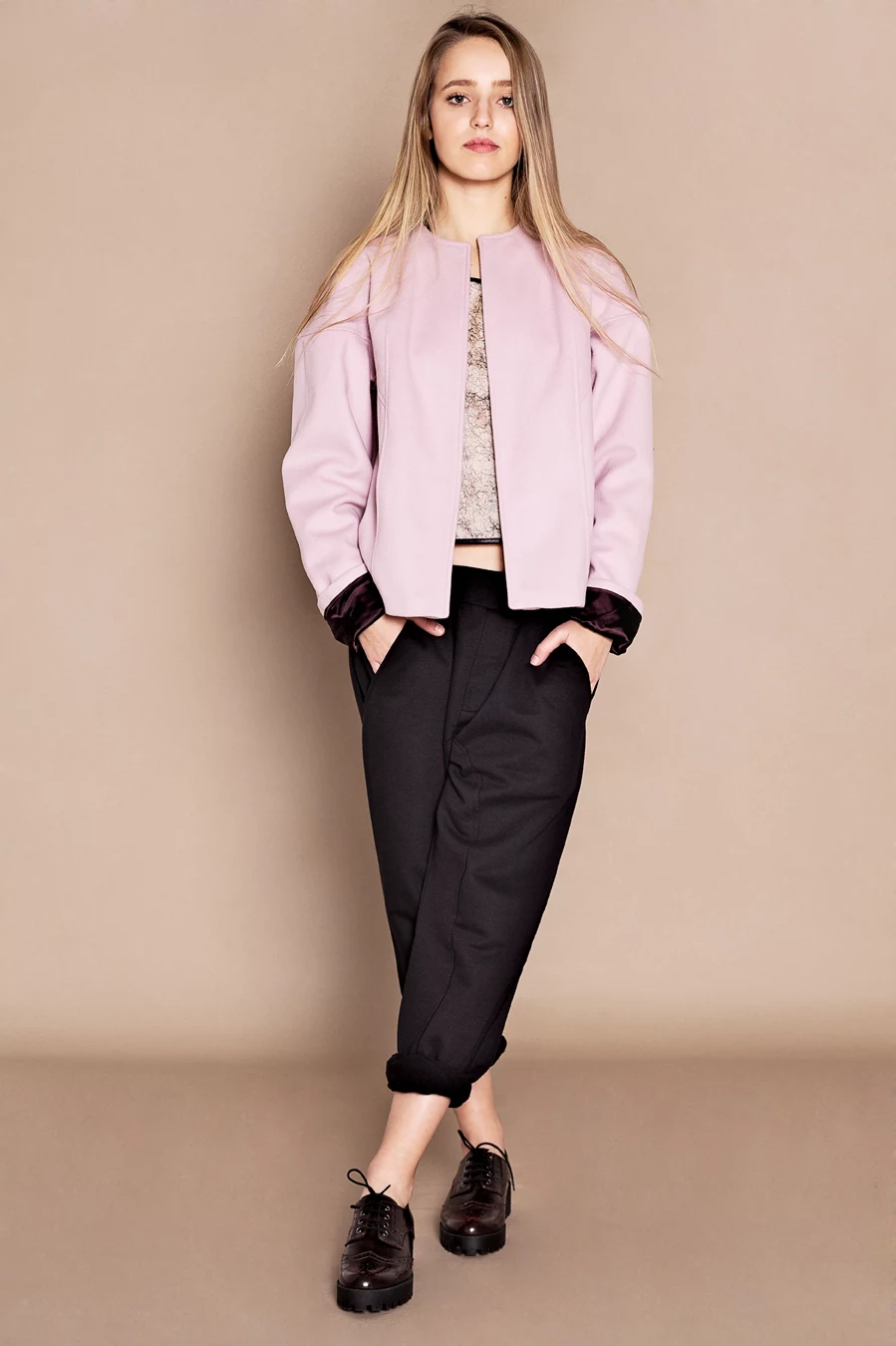 Słynny Pantone Inc. po raz kolejny wybrał kolory roku - jednym z nich został Rose Quartz. W kolekcji Dressap Eneven posiadamy rzeczy utrzymane w tej tonacji. Słynny Pantone Inc. po raz kolejny wybrał kolory roku - jednym z nich został Rose Quartz. W kolekcji Dressap Eneven posiadamy rzeczy utrzymane w tej tonacji.