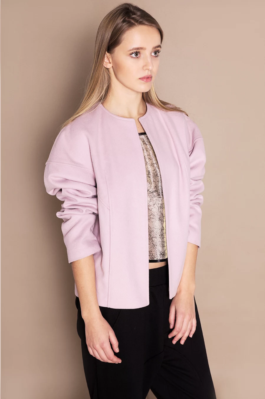 Słynny Pantone Inc. po raz kolejny wybrał kolory roku - jednym z nich został Rose Quartz. W kolekcji Dressap Eneven posiadamy rzeczy utrzymane w tej tonacji. Słynny Pantone Inc. po raz kolejny wybrał kolory roku - jednym z nich został Rose Quartz. W kolekcji Dressap Eneven posiadamy rzeczy utrzymane w tej tonacji.