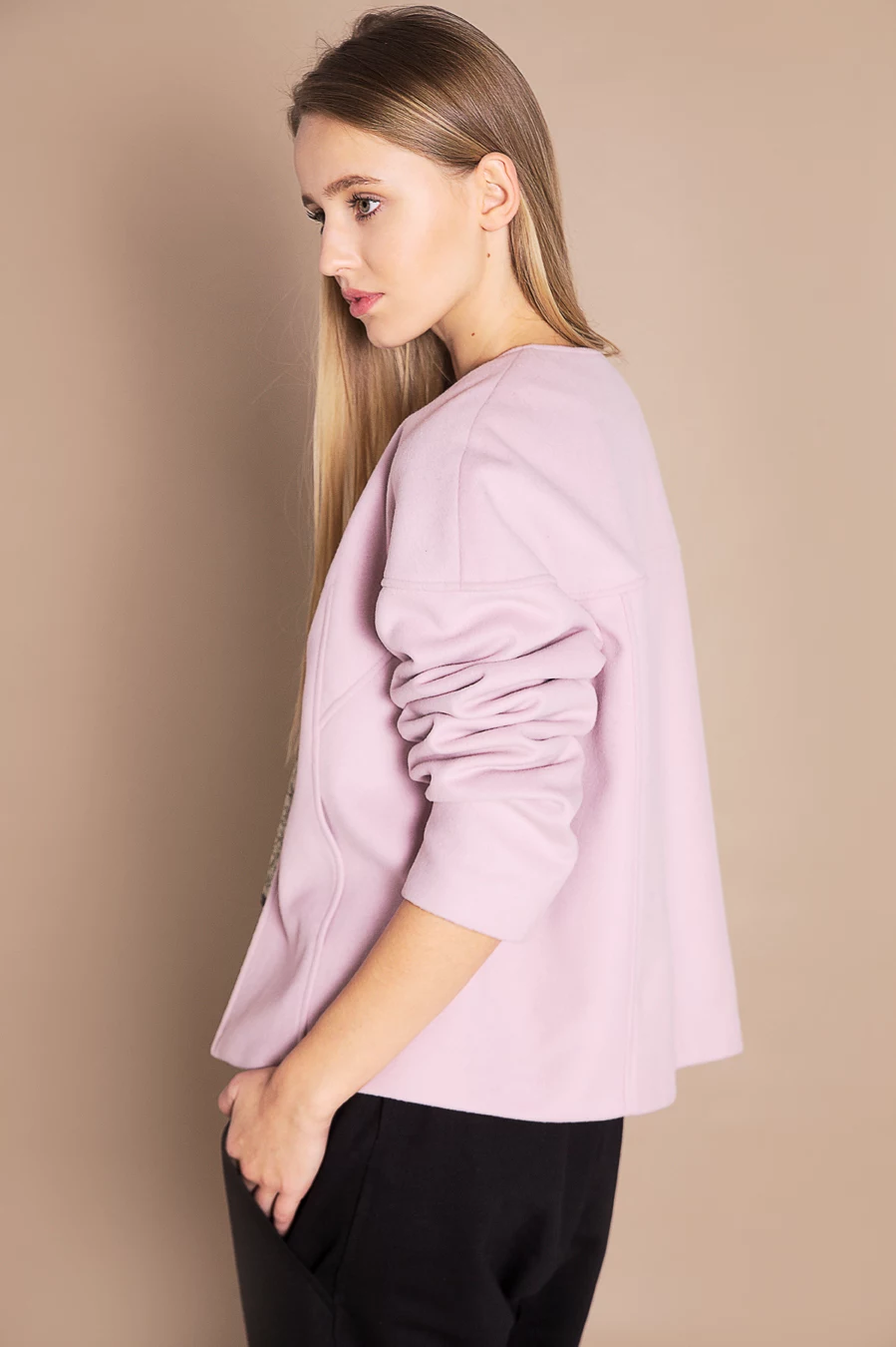 Słynny Pantone Inc. po raz kolejny wybrał kolory roku - jednym z nich został Rose Quartz. W kolekcji Dressap Eneven posiadamy rzeczy utrzymane w tej tonacji. Słynny Pantone Inc. po raz kolejny wybrał kolory roku - jednym z nich został Rose Quartz. W kolekcji Dressap Eneven posiadamy rzeczy utrzymane w tej tonacji.
