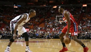 John Wall (z prawej) kontra Chris Bosh