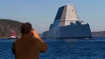 USS "Zumwalt" wypływa na rzekę Kennebec w Maine