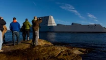 USS "Zumwalt" wypływa na rzekę Kennebec w Main