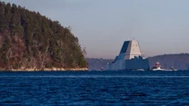 USS "Zumwalt" wypływa na rzekę Kennebec w Main