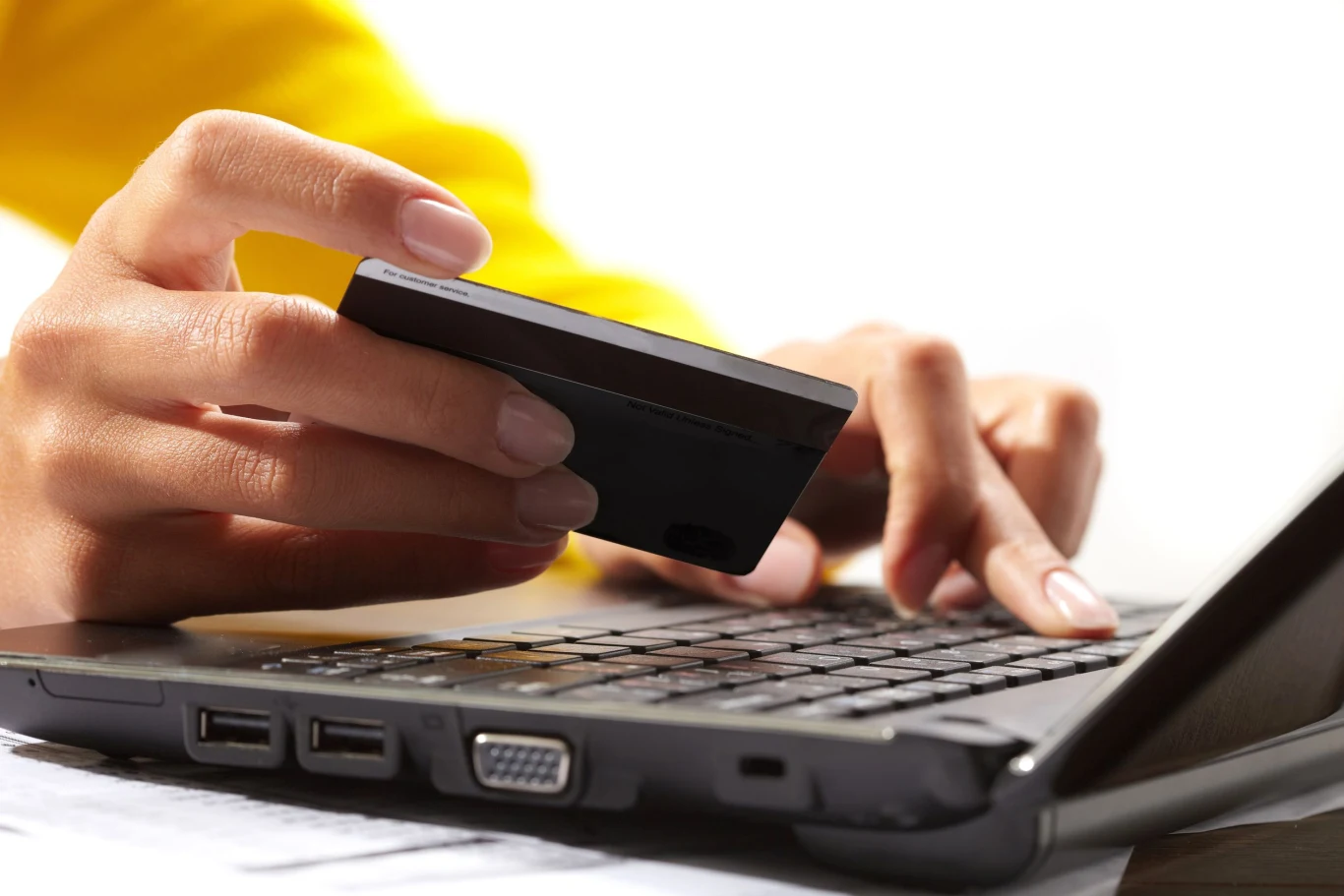 Według danych ZUS aż 80 proc. emerytów i rencistów otrzymuje świadczenia na konto bankowe.