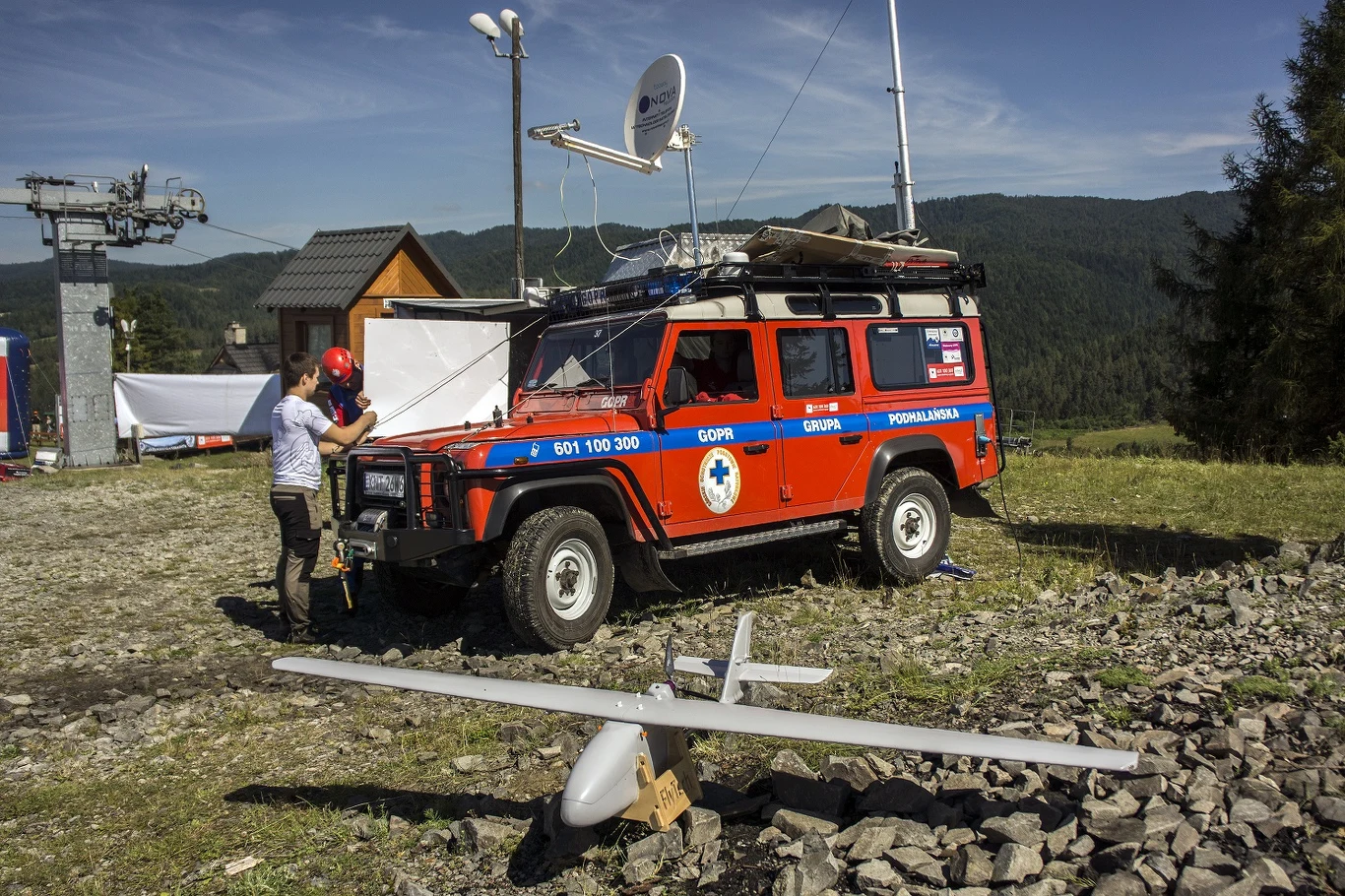 Samolot FT03 wraz z Mobilnym Centrum Dowodzenia GOPR Samolot FT03 wraz z Mobilnym Centrum Dowodzenia GOPR