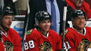 Zadowolony Patrick Kane (w środku)