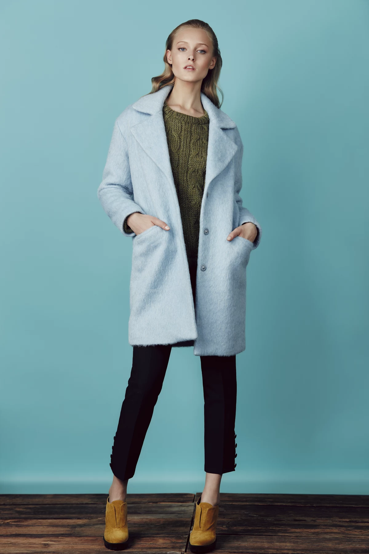 Kontrasty zawsze działają na korzyść elegancji – sweter khaki z jasnobłękitnym płaszczem nie będzie ponury. A buty w kolorze musztardy to niezbędna porcja ekstrawagancji. Uwaga, tu liczy się gra faktur, więc rezygnujemy z biżuterii. Kontrasty zawsze działają na korzyść elegancji – sweter khaki z jasnobłękitnym płaszczem nie będzie ponury. A buty w kolorze musztardy to niezbędna porcja ekstrawagancji. Uwaga, tu liczy się gra faktur, więc rezygnujemy z biżuterii.