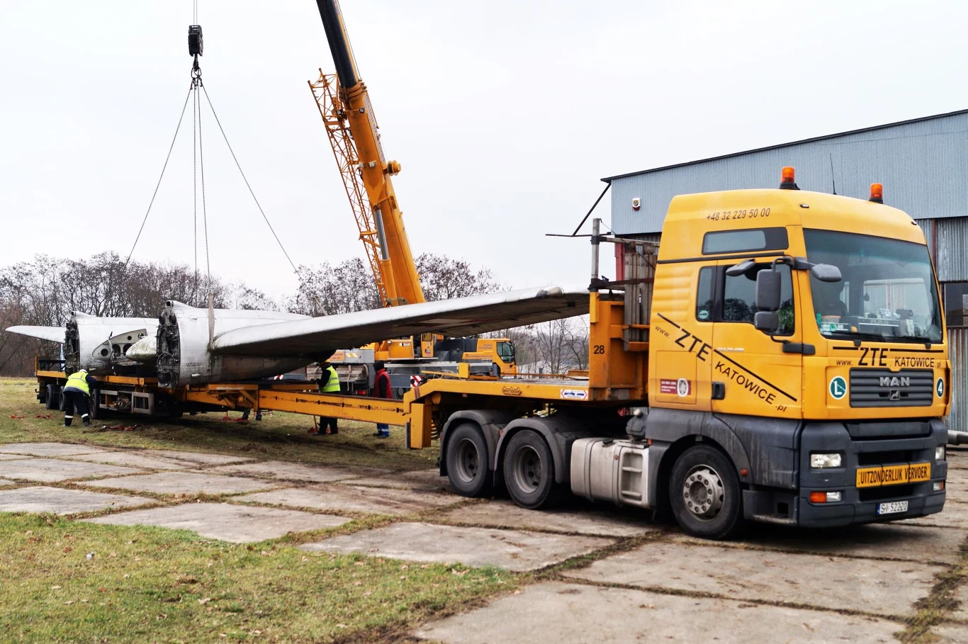 Samoloty przewożone na ciężarówkach