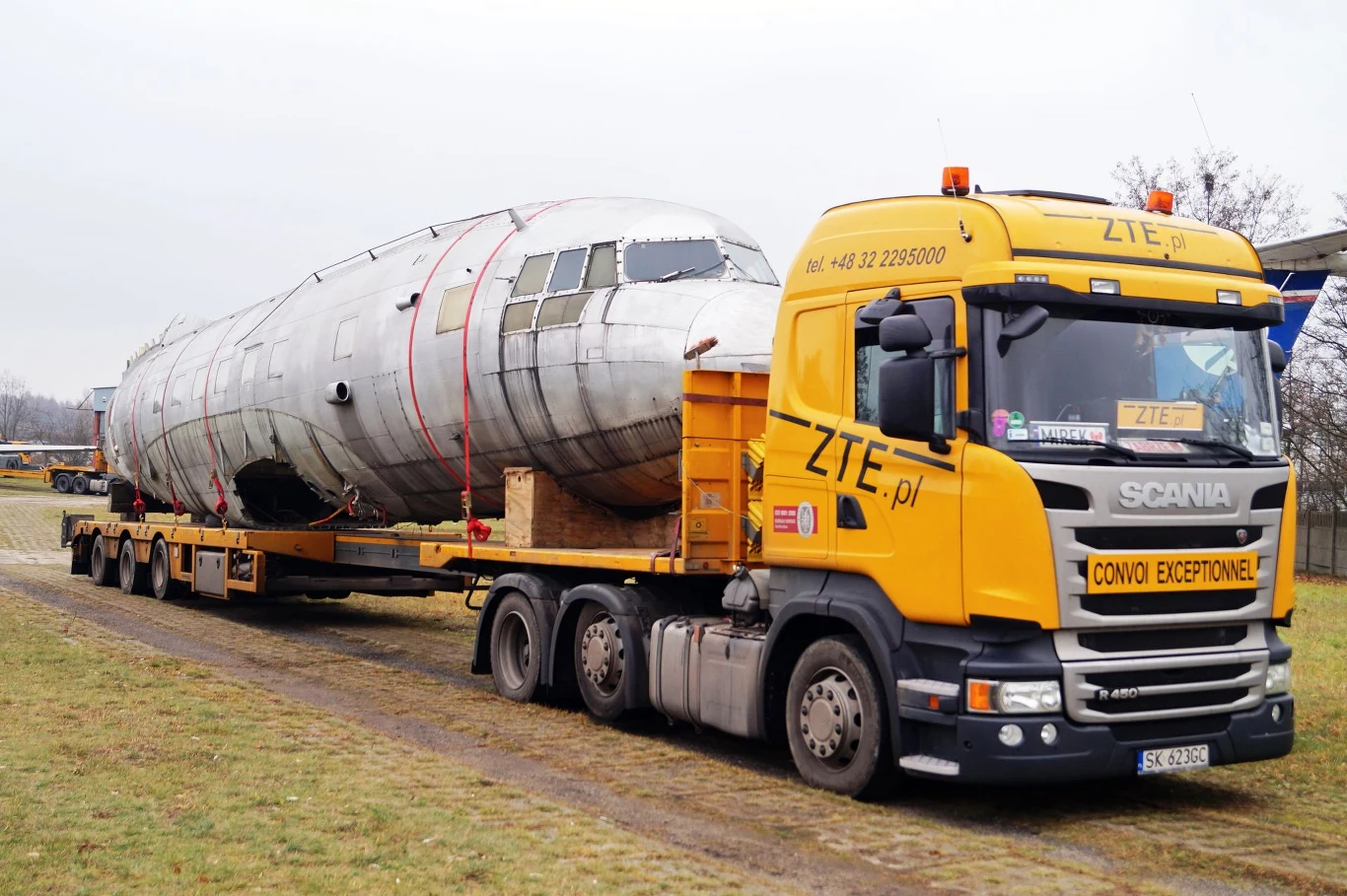 Samoloty przewożone na ciężarówkach