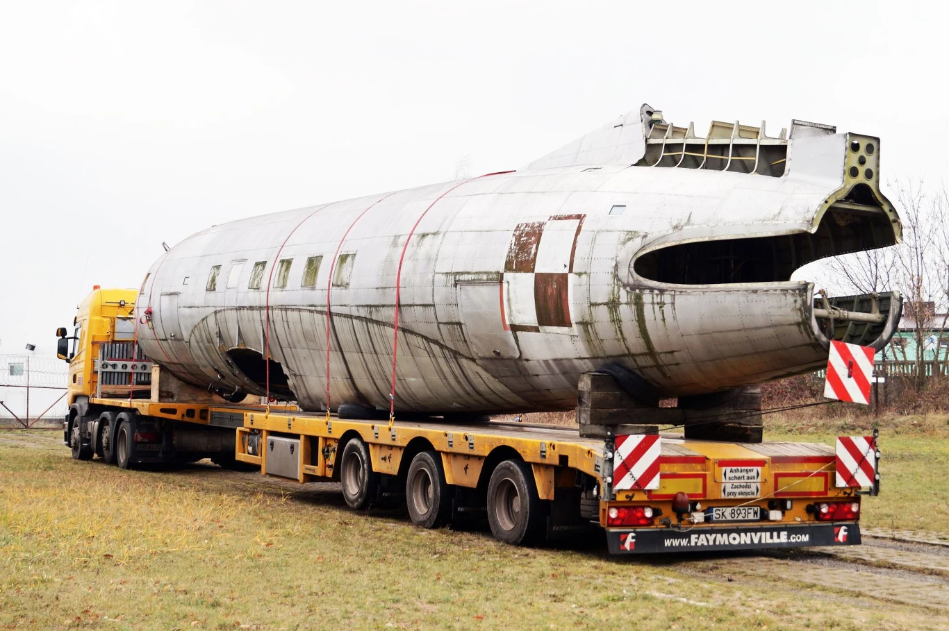 Samoloty przewożone na ciężarówkach