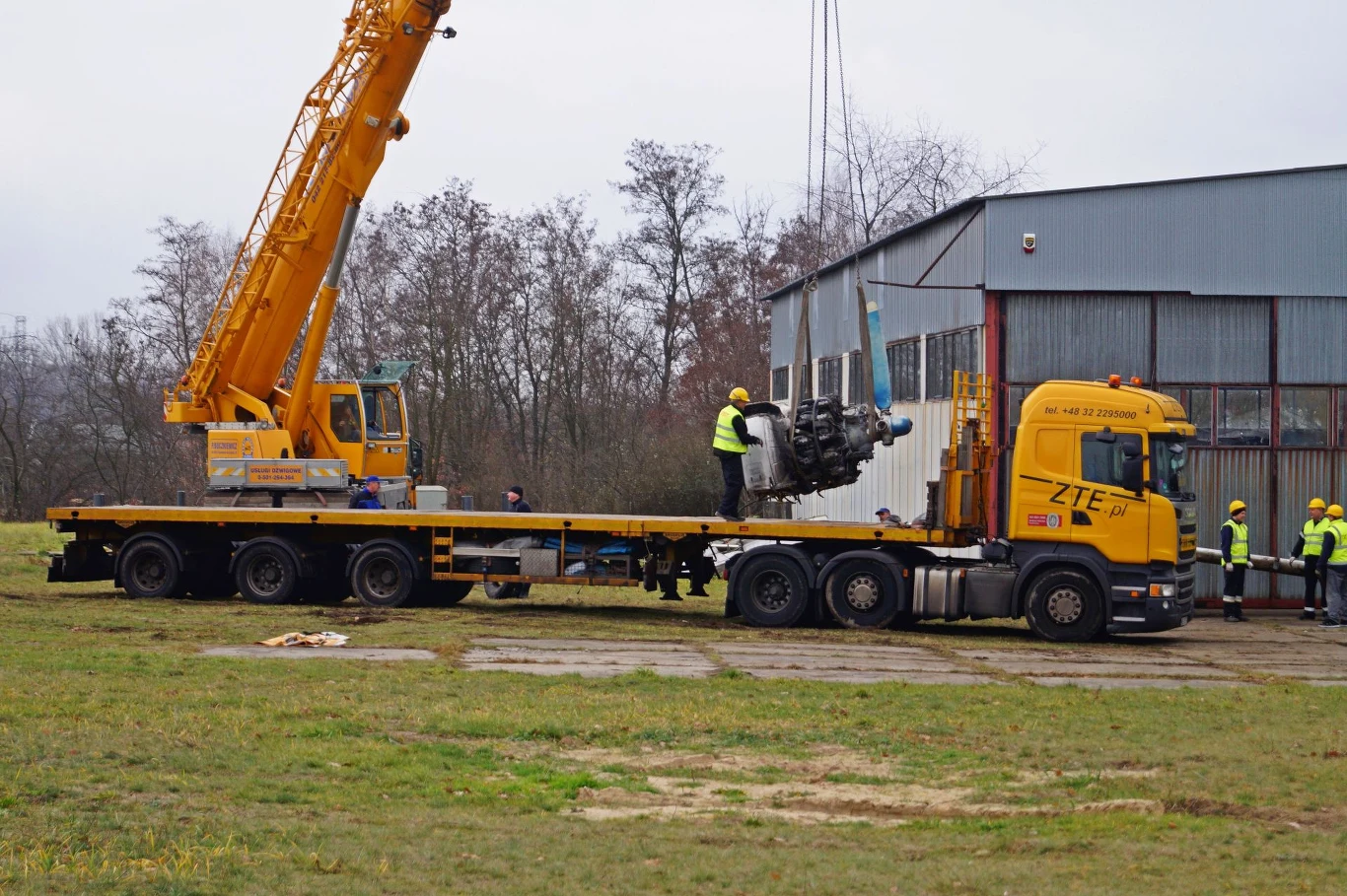Samoloty przewożone na ciężarówkach