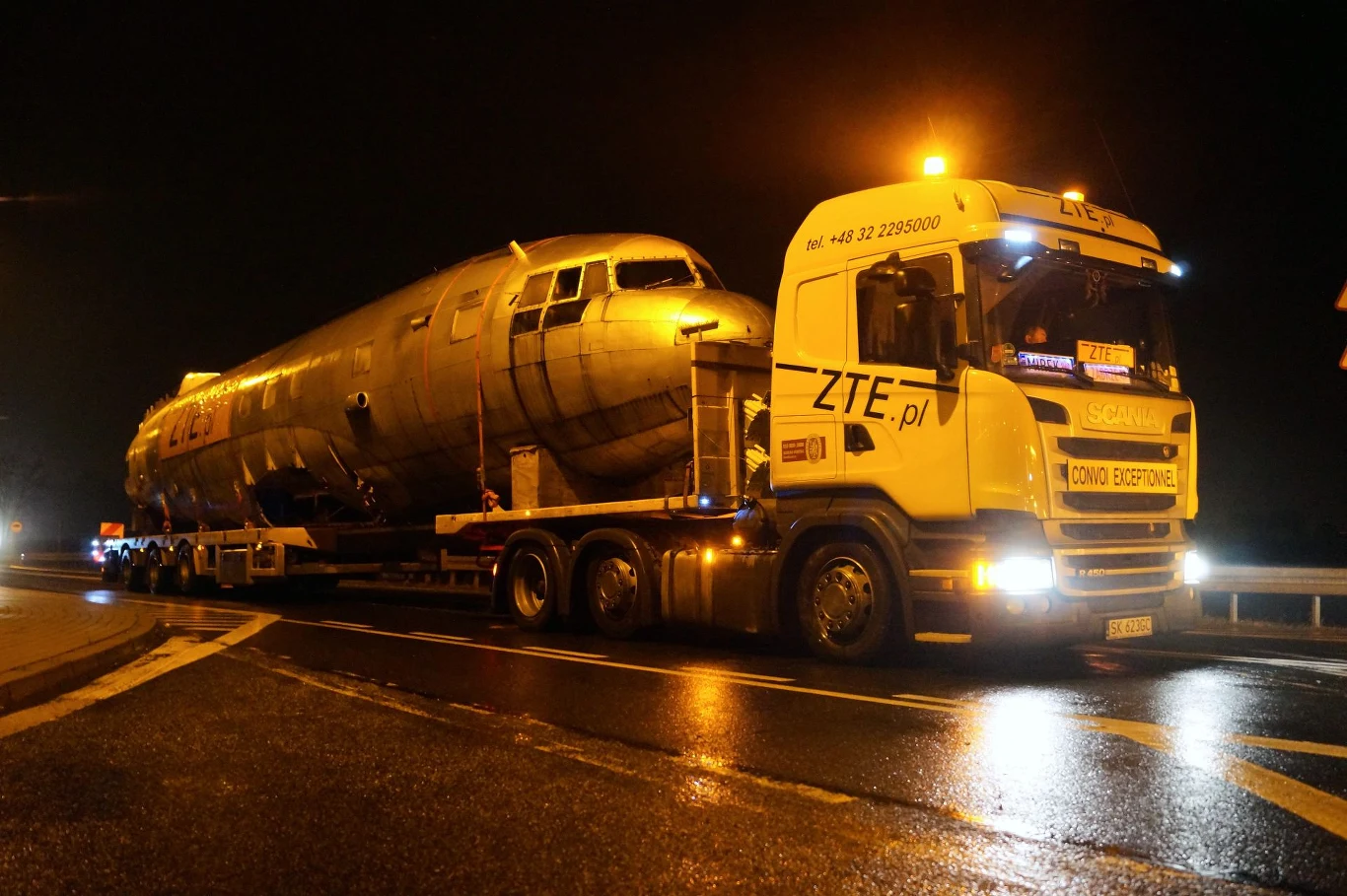 Samoloty przewożone na ciężarówkach