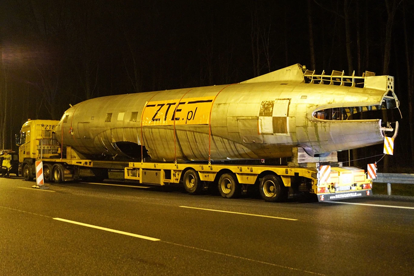 Samoloty przewożone na ciężarówkach