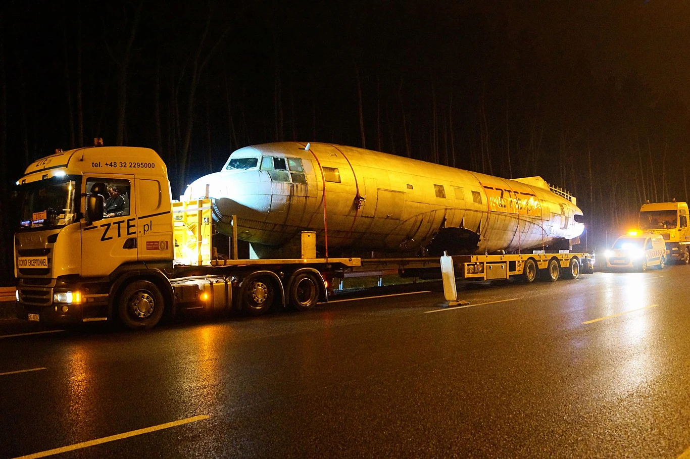Samoloty przewożone na ciężarówkach