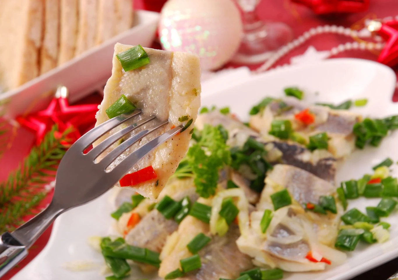 Śledź w oleju na ogół może poleżeć w lodówce dłużej od śledzia w śmietanie Śledź w oleju na ogół może poleżeć w lodówce dłużej od śledzia w śmietanie