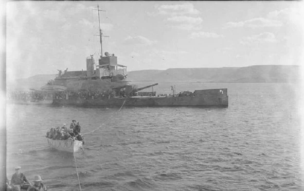 Brytyjska kanonierka HMS "Ladybird" w czasie ratowania rozbitków z USS "Panay"