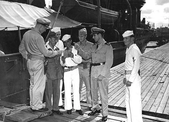 Kpt. Elmo R. Zumwalt (drugi od prawej) w Szanghaju w październiku 1945 roku. W tle kanonierka "Ataka"