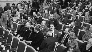 12 grudnia 1981 r. Obrady Kongresu Kultury Polskiej w Teatrze Damatycznym. W środku widoczny m.in. Jerzy Waldorf