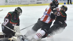 Patryk Noworyta (C) z Cracovii oraz Sztefan Żigrady (L) i Michael Kolarz (P) z GKS Tychy