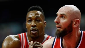 Marcin Gortat (z prawej) i Dwight Howard z Houston Rockets.